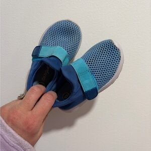Cat and Jack toddler boy water shoes size 6